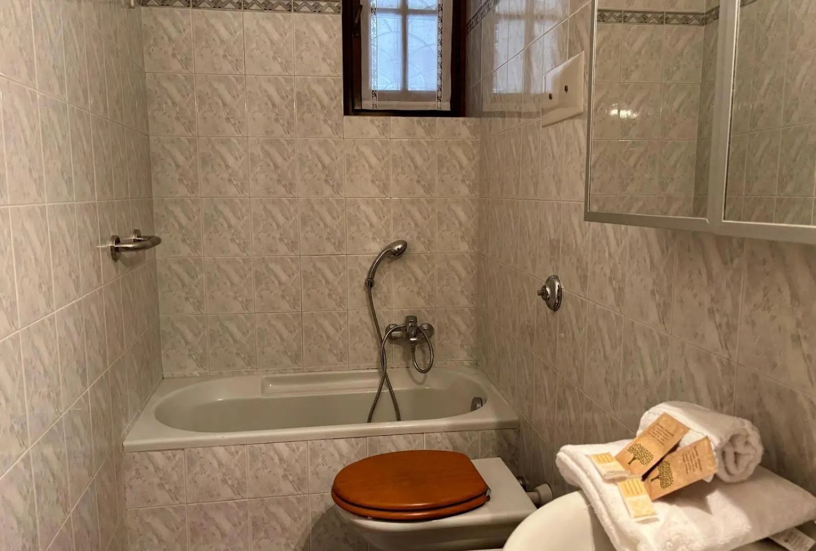 Rum i privatbostad Bergamo Central Living Italien
